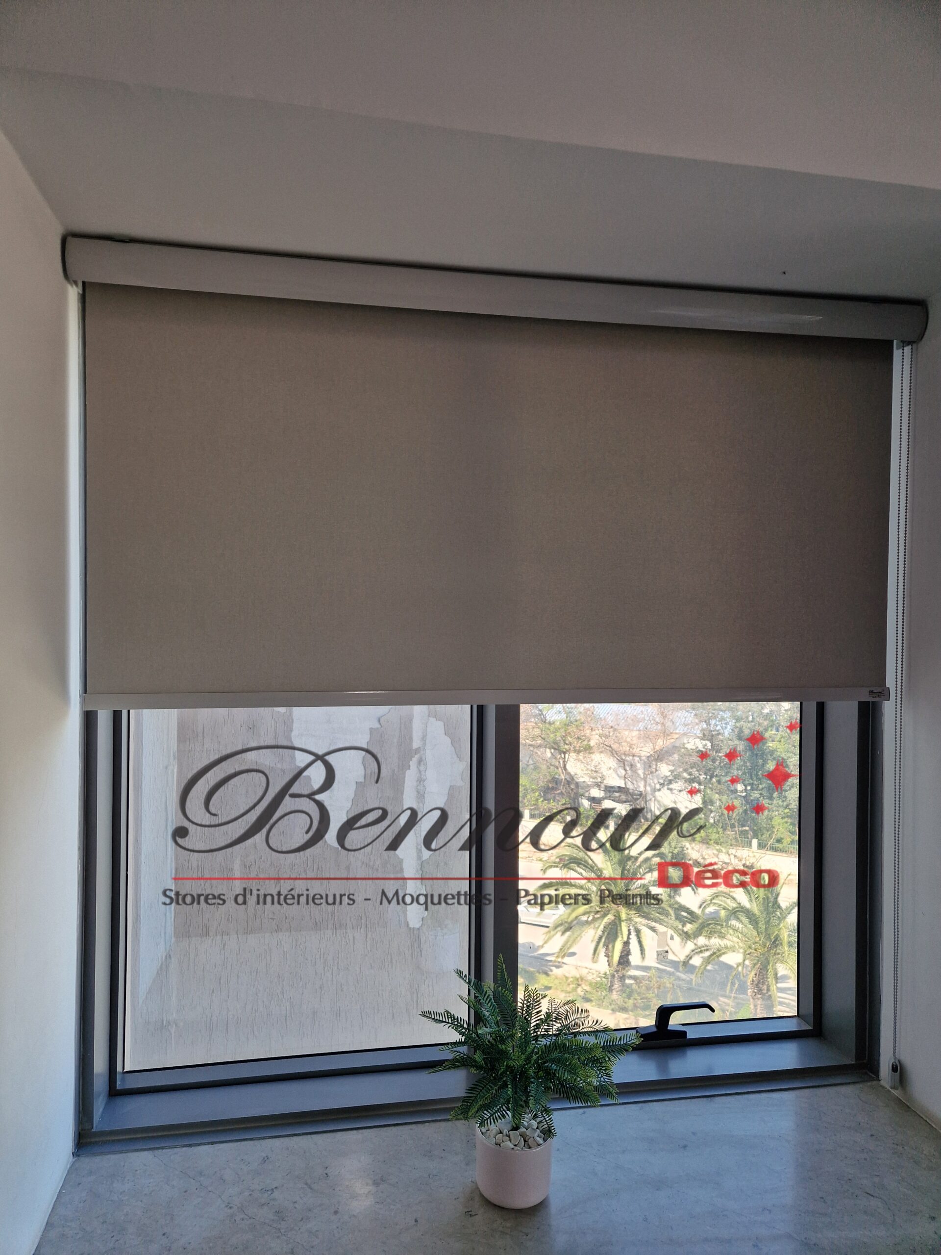 Store rouleau semi blackout posé par Bennour Deco