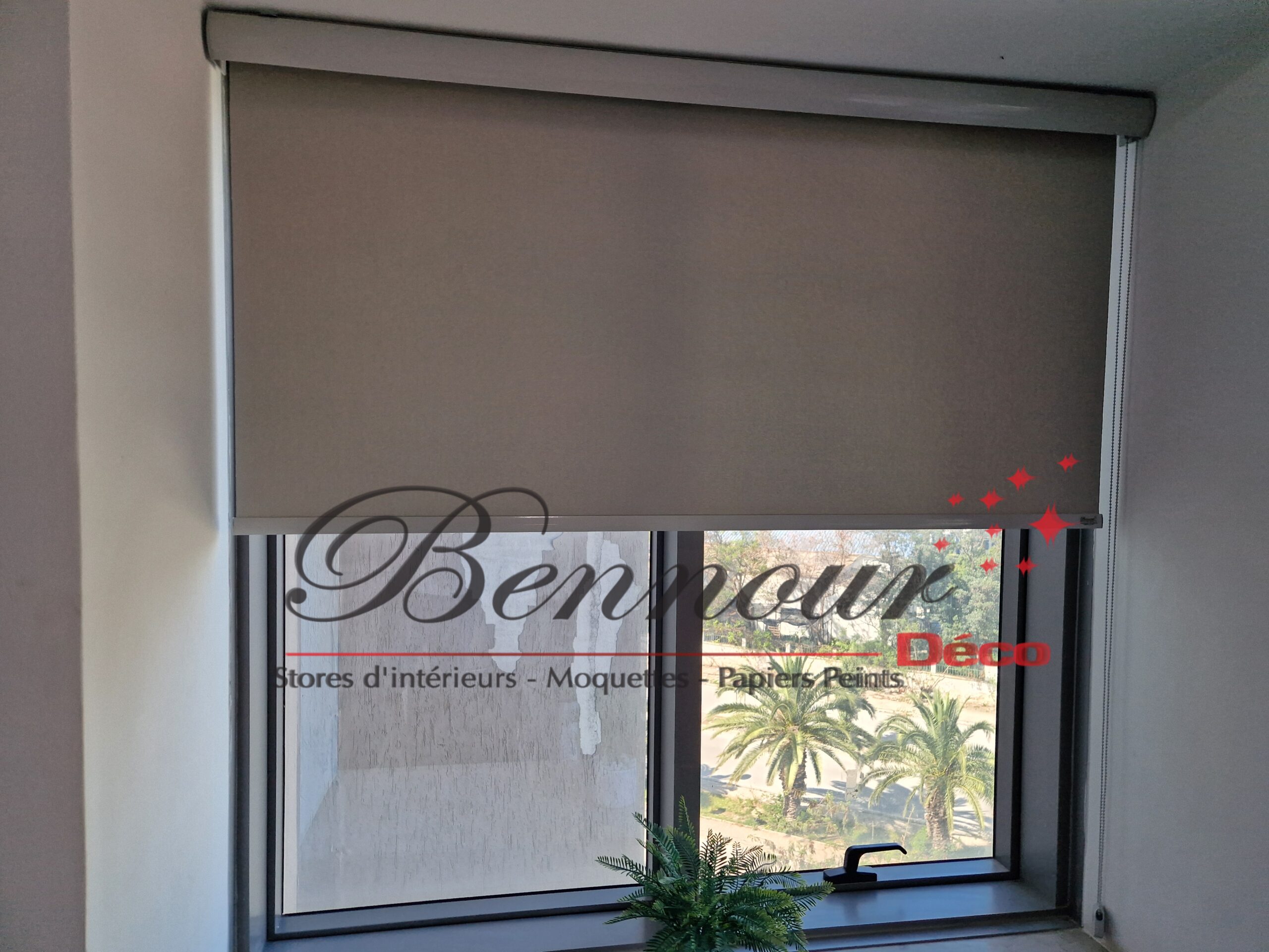 Store rouleau semi blackout posé par Bennour Deco