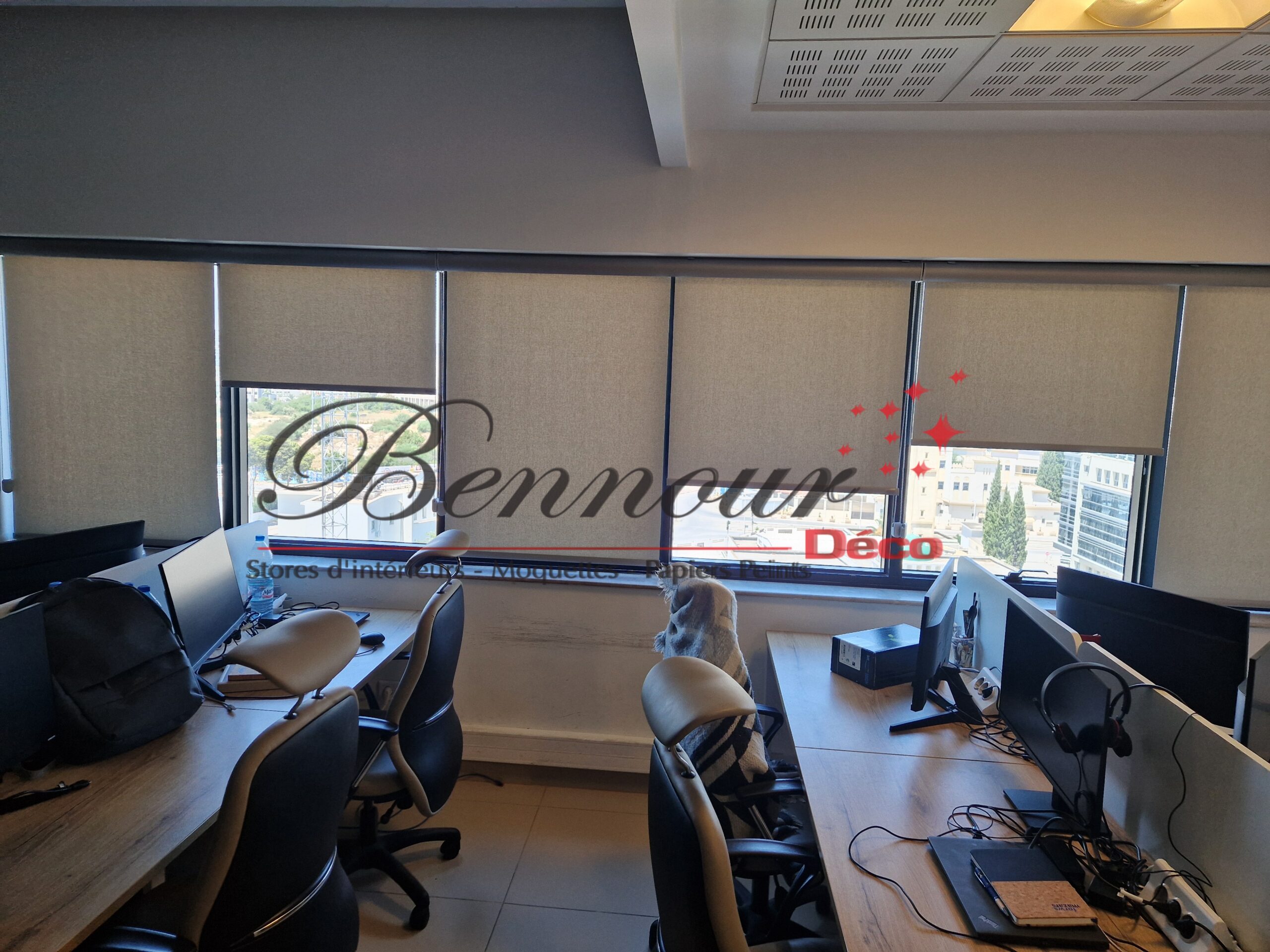STORE ROULEAU REF = PS-NX930 (5) Stores rouleau semi blackout posé par BENNOUR DECO