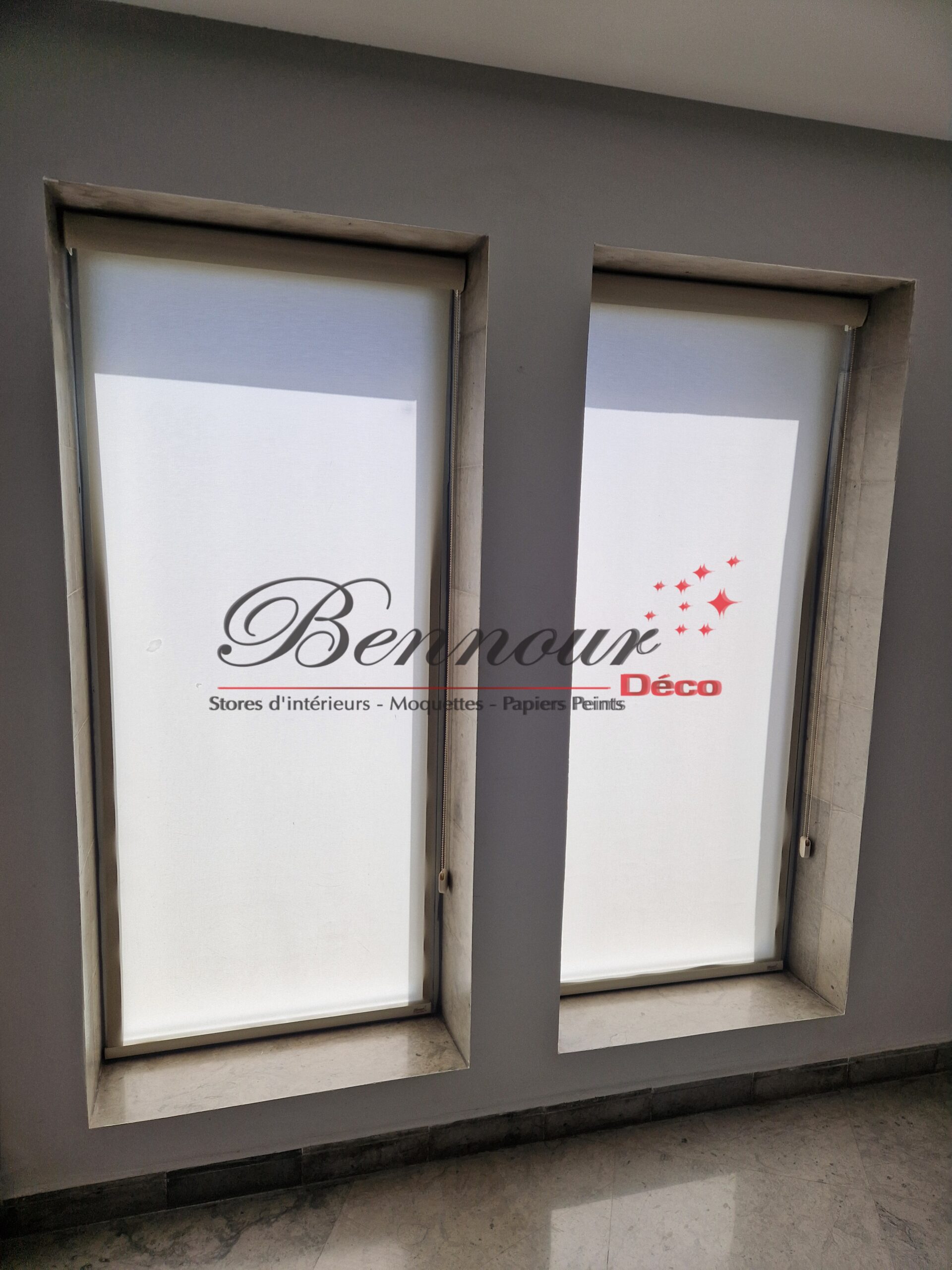 Store rouleau semi blackout posé par Bennour Deco