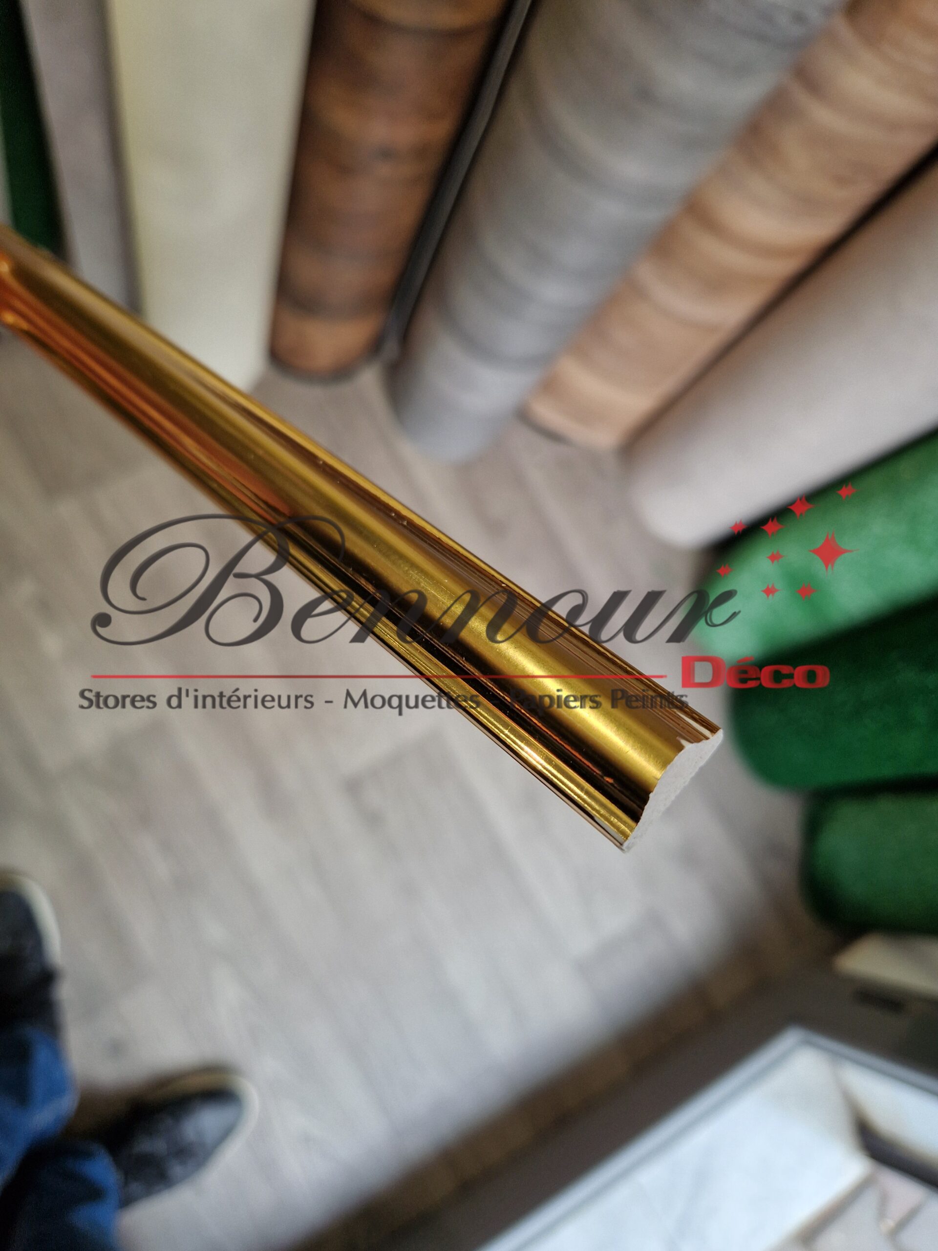 Moulure doré bombage au milieu