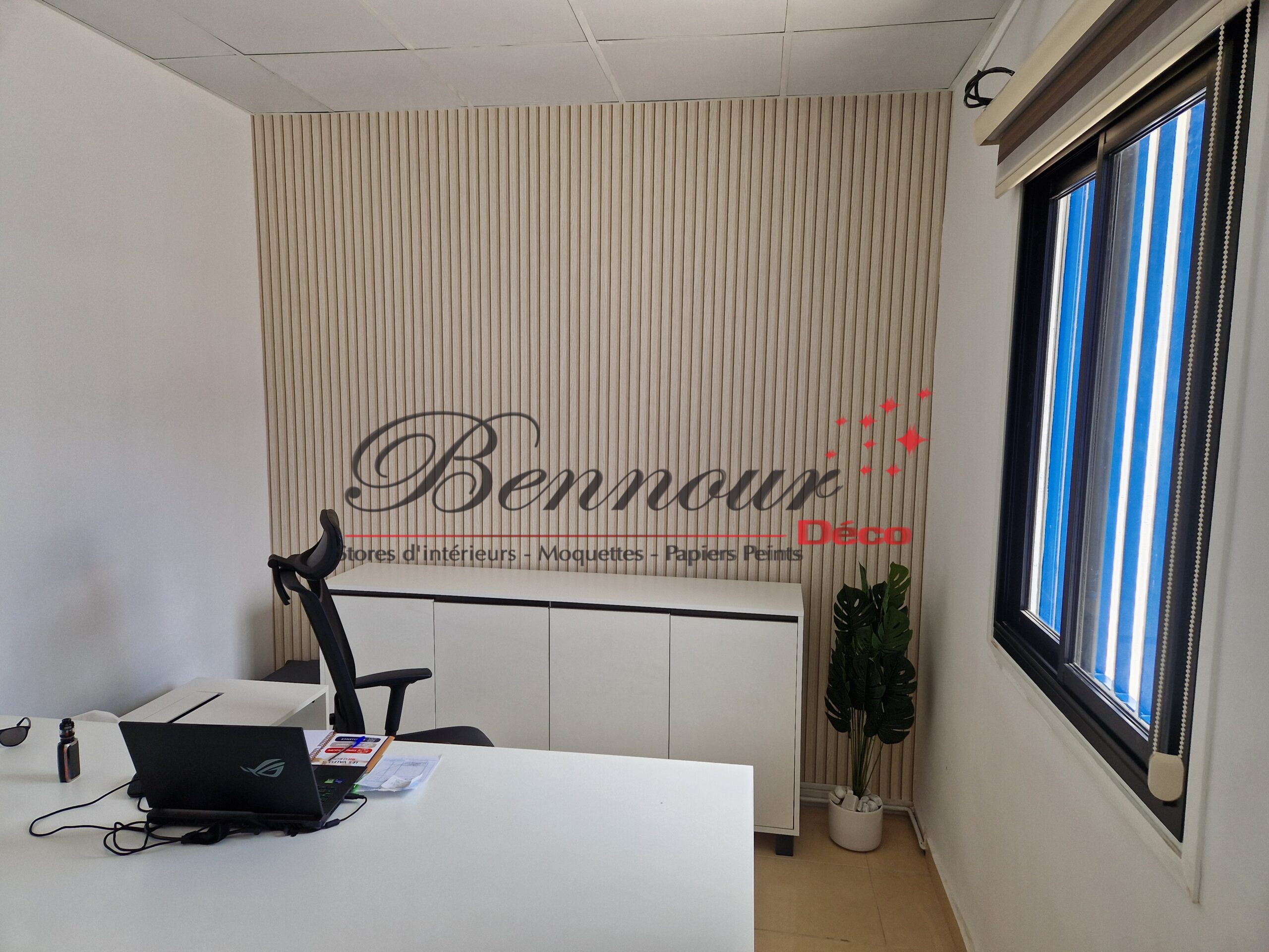 Photo papier peint posé dans un bureau