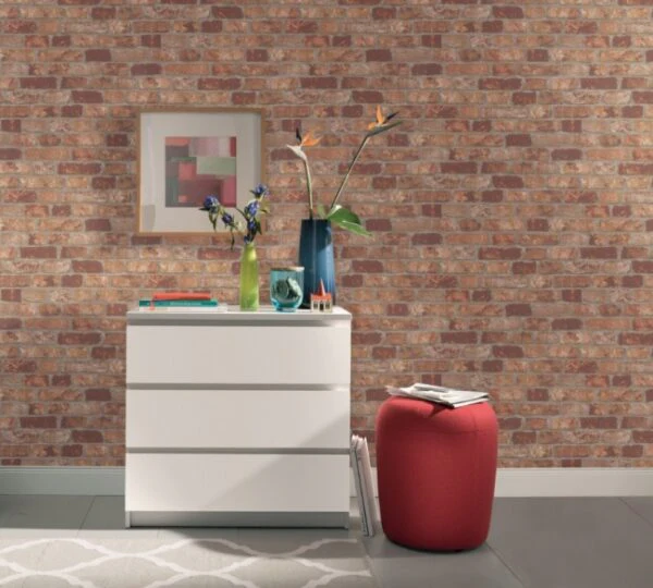 Papier peint effet pierre posé dans un salon moderne