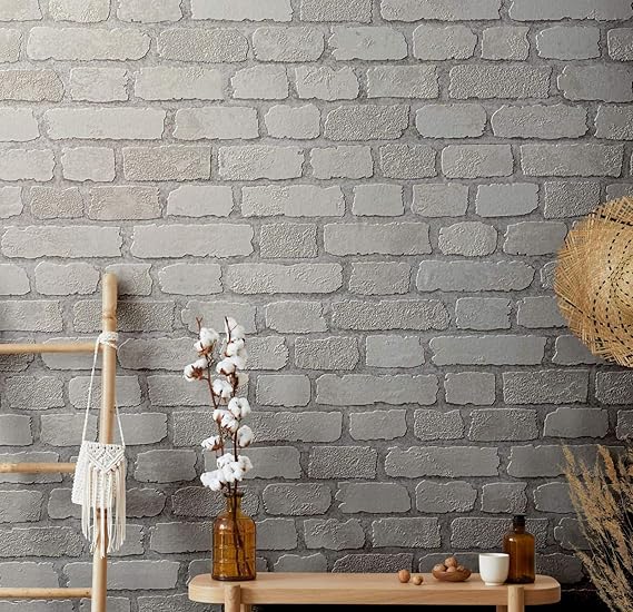 Papier peint effet pierre posé dans un salon moderne