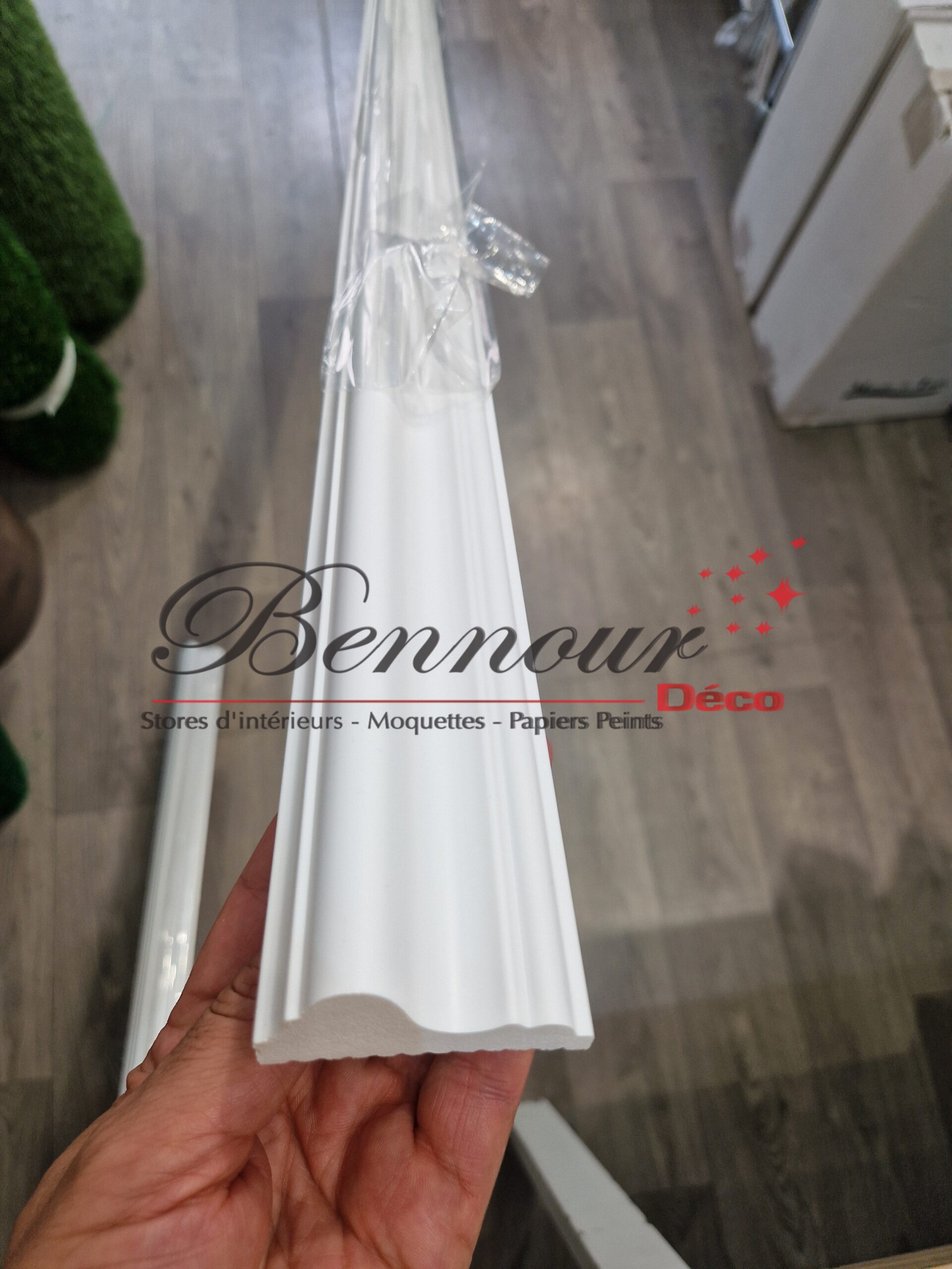 MOULURE DECORATIVE BLANC 6 CM BOMBAGE A COTE LONGUEUR BARRE = 290 CM